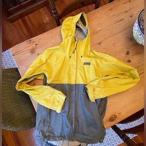 Mens large Patagonia h20 rain jacket